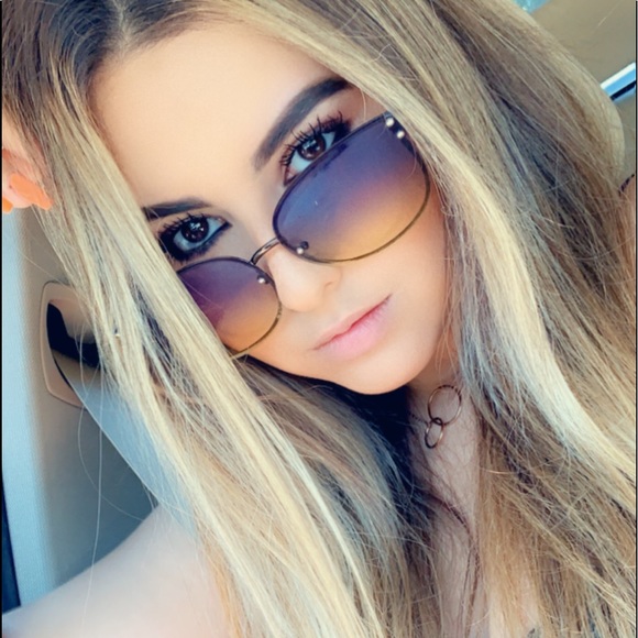 Meet your Posher, Monica - Picture 1 of 1